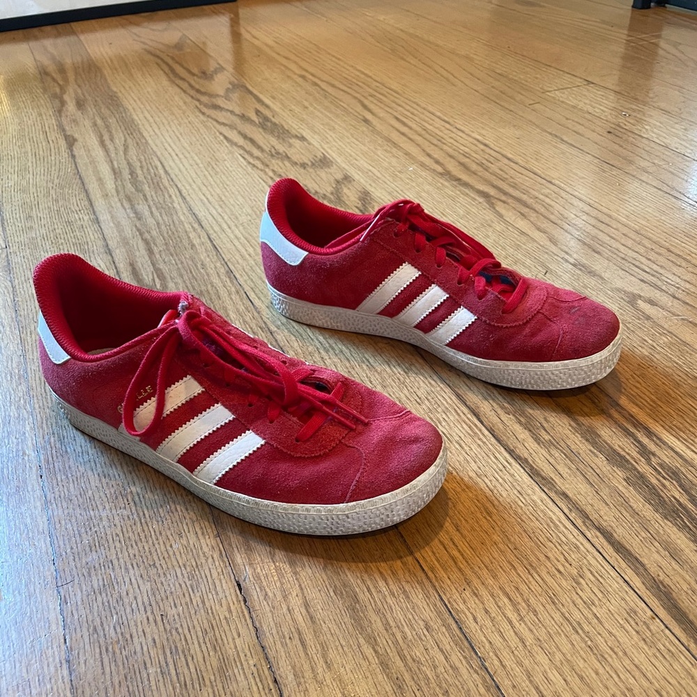 adidas Originals Gazelle in red